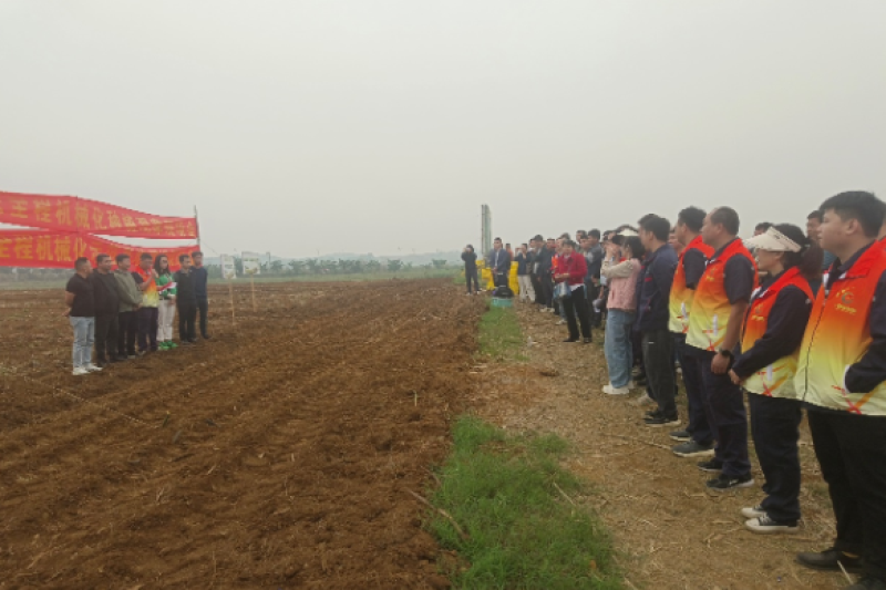 甘蔗所在柳州举办甘蔗全程机械化种植现场观摩会