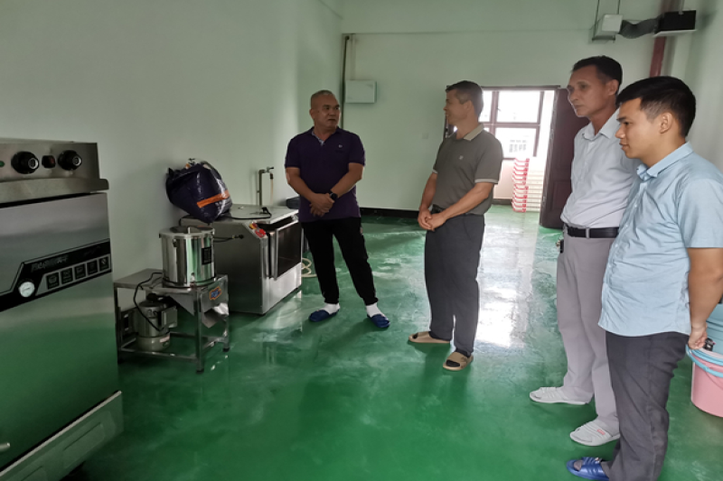 广西农科院贵港分院科技人员赴玉林市蚕业技术推广站开展人工饲料养蚕技术交流活动